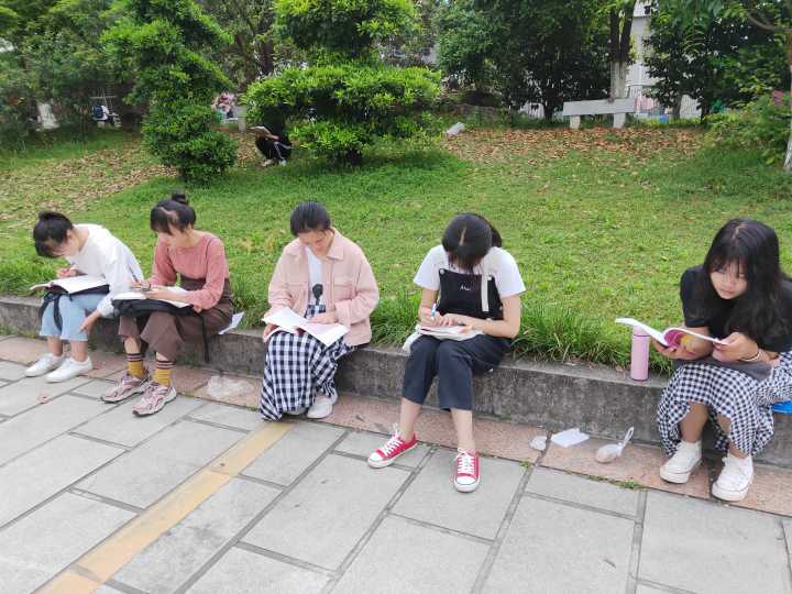 RAYBET官方网站学生外语角早读