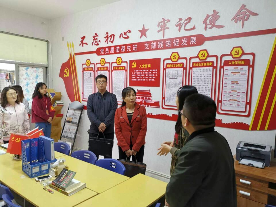 图为张兰芳(右三)深入学生园区党员工作站与学生党员交流