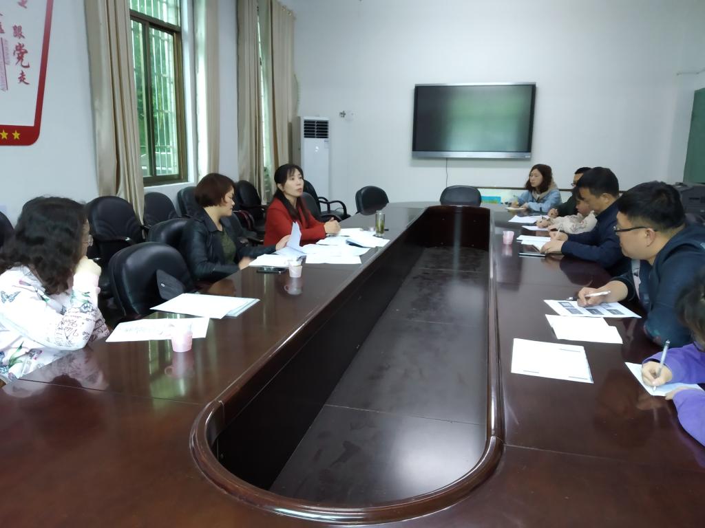 图为张兰芳(左三)在听取报告