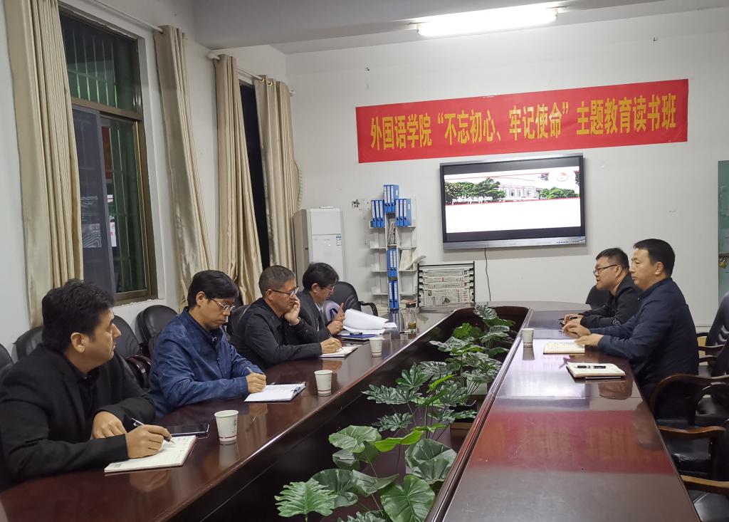 图为龙先琼深入RAYBET官方网站调研指导学生工作